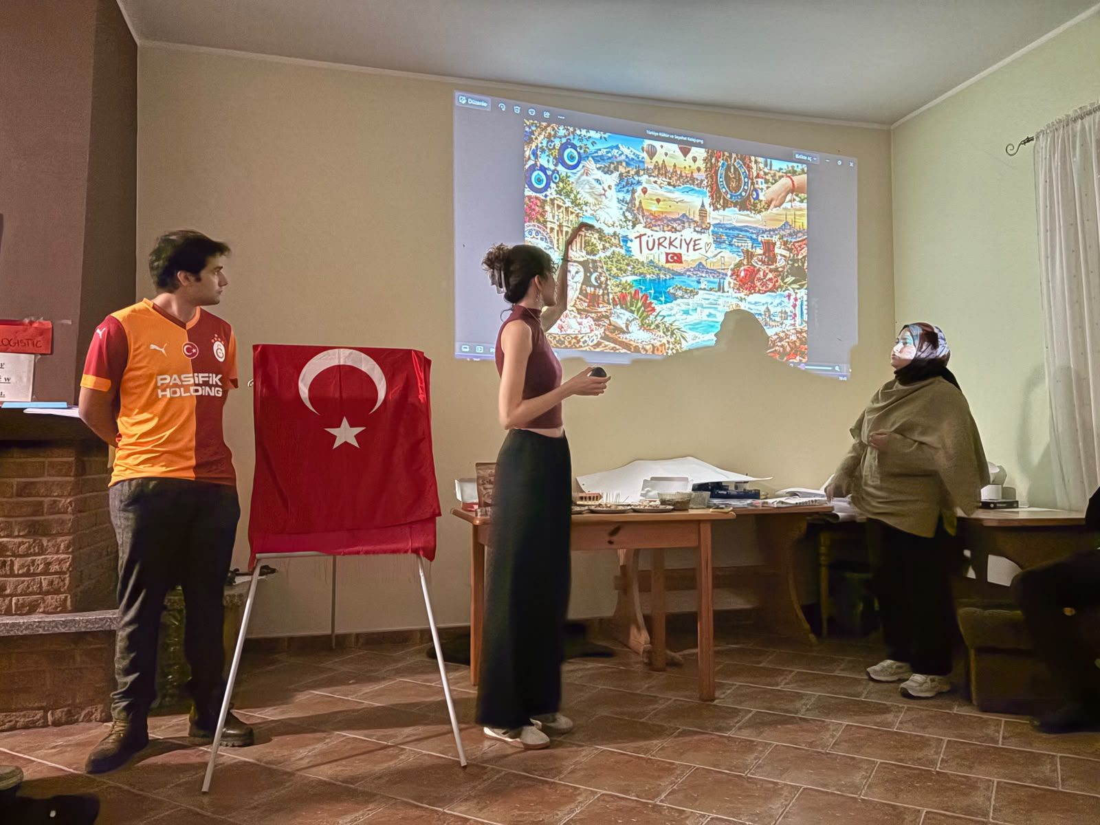 Puck’ta Bir Türkiye Gecesi: Gönüllülerimiz Kültürümüzü Kına Geleneğiyle Tanıttı