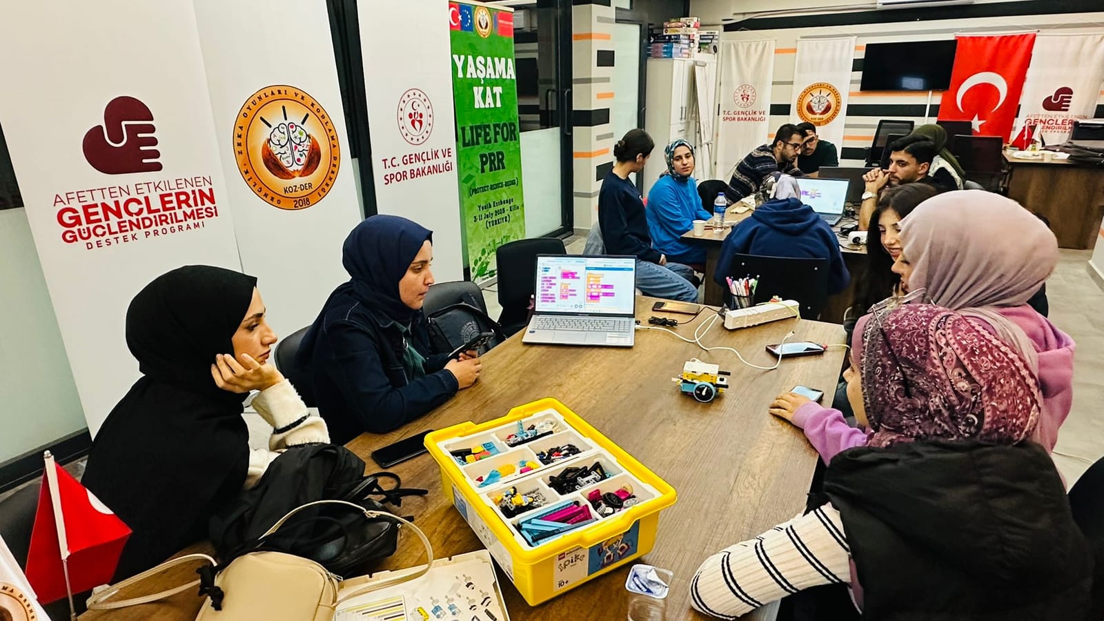 Gençler SPIKE Prime ile Robotlarını Tasarladı